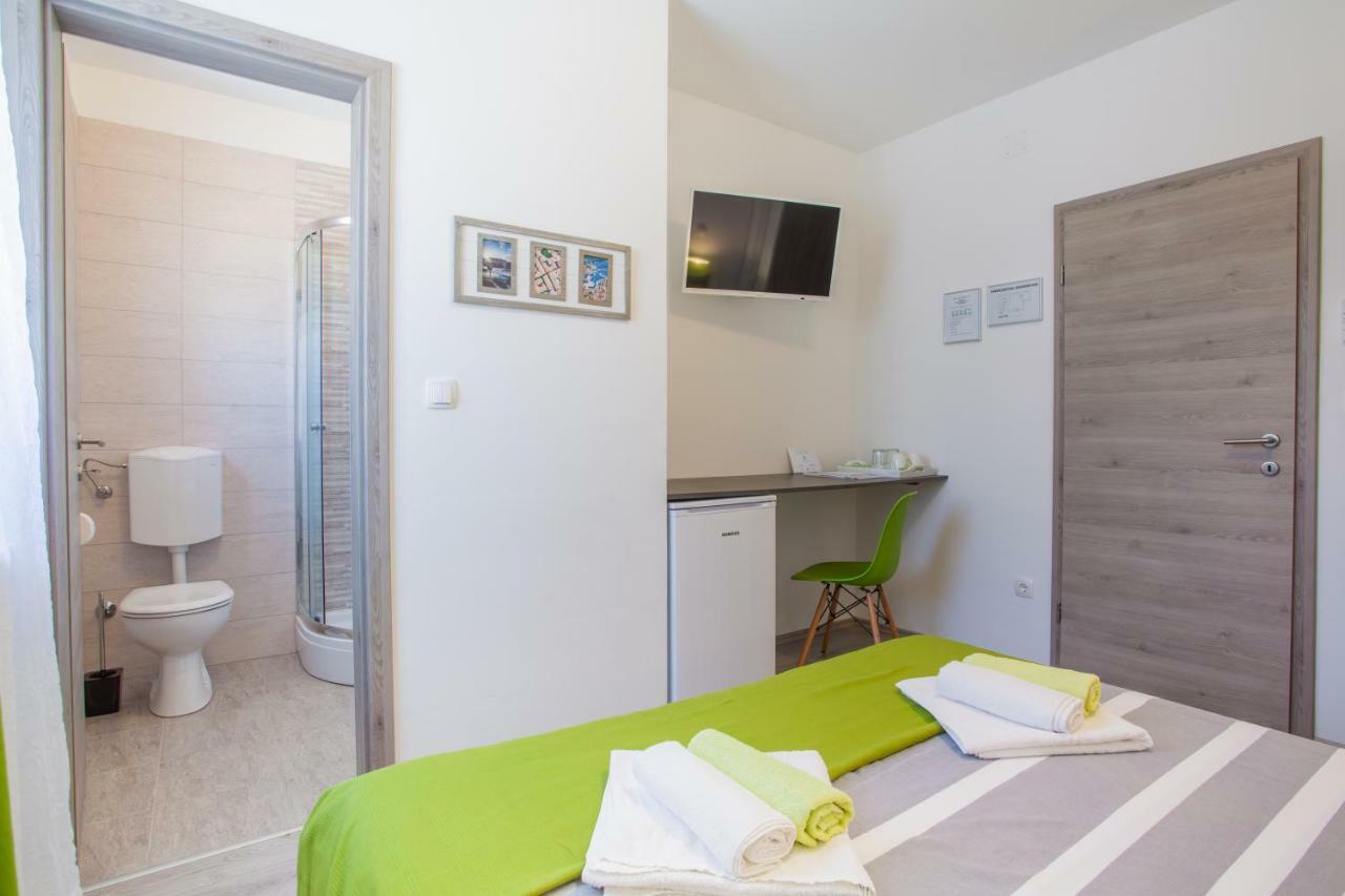 Room Elelina Cres Exteriör bild