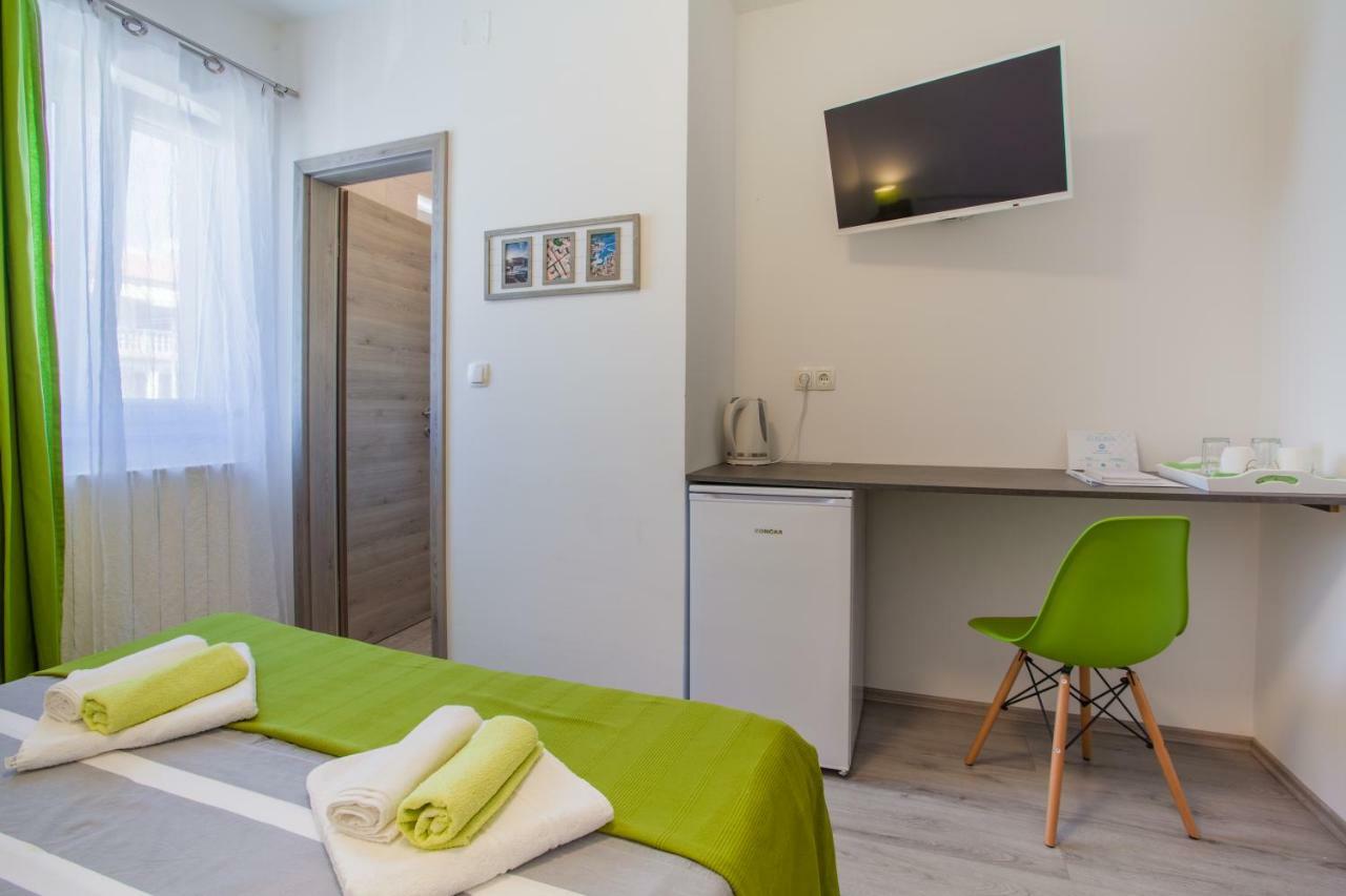 Room Elelina Cres Exteriör bild